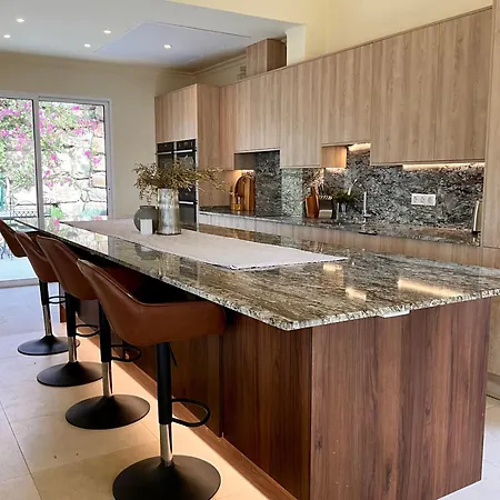 Exceptional Views From 5 Bed + Pool Rdr300